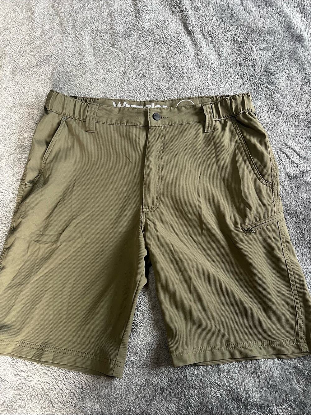 Wrangler Olive/Tan Men's Hybrid Utility Shorts